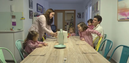 Parte de la familia Puche sentada en la mesa