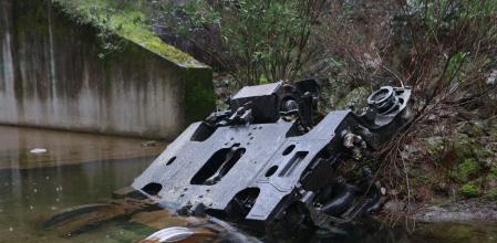 Una pieza metálica cerca del lugar del descarrilamiento mortal de dos trenes de alta velocidad cerca de Adamuz, en Córdoba 