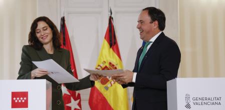 La presidenta de la Comunidad de Madrid, Isabel Díaz Ayuso y el president de la Generalitat, Juanfran Pérez Llorca, durante la firma, este miércoles en la capital 
