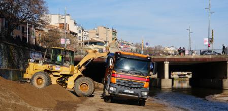 Trabajos de remoción de escombros en la zona más crítica del cauce urbano del río Onyar a su paso por Girona, el sábado