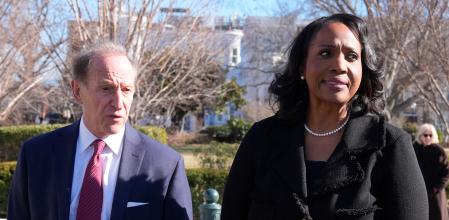 La gobernadora Lisa Cook, junto a su abogado Abbe Lowell, abandona la sede del Tribunal Supremo en Washington tras dos horas de audiencia&nbsp;