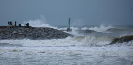 Fuerte oleaje en El Masnou, cerca de Barcelona, este miércoles