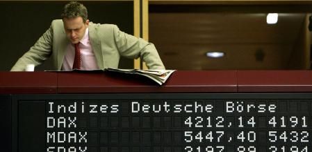 Un operador en el parqué de la bolsa alemana Deutsche Boerse Group, en Frankfurt