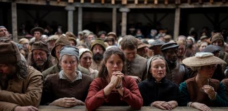 Jessie Buckley, en el centro, en un fotograma de 'Hamnet', de Chloé Zhao&nbsp;