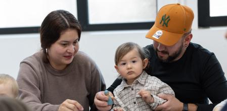 Mariana, Thiago y Christian en una de las clases del curso que deben de seguir para recibir la ayuda