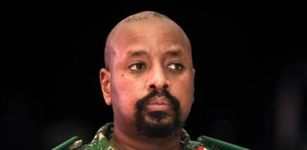 Muhoozi Kainerugaba, hijo del presidente ugandés y jefe de las Fuerzas de Defensa de Uganda, en una imagen de 2022 en Kampala 