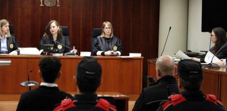 El acusado, sentado a la izquierda y el agredido, la derecha, durante el juicio.