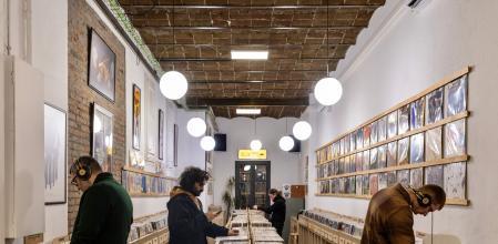 Aficionats al vinil rebusquen les seves joies entre prestatges o les escolten al tocadiscos, a la botiga de Bite it Records, al barri de Gràcia