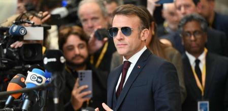 Macron atiende a la prensa con sus características gafas de sol en una reunión del club comunitartio en Bruselas.&nbsp;
