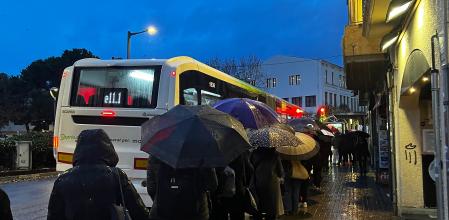 Durant tota la jornada, els passatgers del bus a Mataró van haver de fer llarguescues