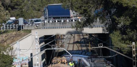 Operaris d’Adif retiren els combois decuadel tren accidentat a Gelida ahir