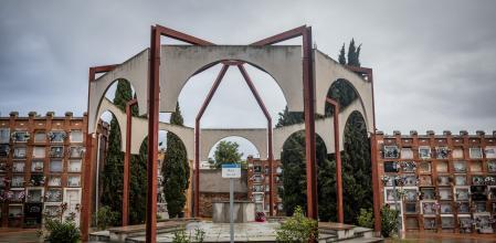 La històriaLa fossa comuna del cementiri de Sant Boi, sota la pèrgola, on van ser enterrats els malalts psiquiàtrics morts durant la guerra. Dos d’ells van serNarcisa CasellasiJosep(la seva família no en vol revelar el cognom). Al costat, el certificat de defunció i l’ordre de trasllat deSòriaa la institució de Sant Boi de Ruperto Blanco, un altre dels interns morts
