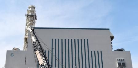 El reactor número 6 de la central nuclear de Kashiwazaki-Kariwa, en la foto, fue reactivado en solitario el miércoles pasado, tras un parón de catorce años, por parte de la misma empresa que gestionaba la central de Fukushima. Ayer TEPCO tuvo que dar marcha atrás.