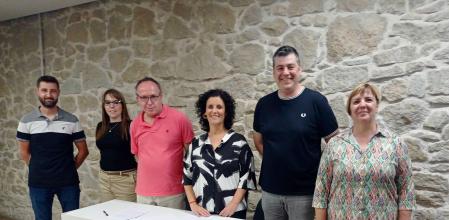 Vanesa Olivart, en el centro, con concejales de Junts y del PSC en una imagen de junio de 2025.