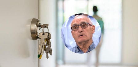 Una mujer entrando en en una vivienda