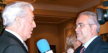 Miguel Ángel Moncholi, entrevistando a Mario Vargas Llosa
