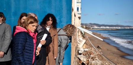 La delegada del Gobierno, Pilar Bernabé, en su visita este viernes la playa de Tavernes de la Valldigna.