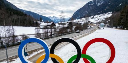 Los cinco anillos olímpicos junto a la carretera que conduce al estadio de biatlón de Anterselva, en el norte de Italia, de cara a los Juegos Olímpicos de Milán-Cortina 2026&nbsp;