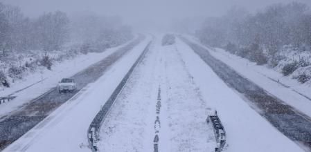 Muchos camiones y vehículos de gran tonelaje que circulan hacia Galicia desde Zamora permanecen embolsados debido al temporal de nieve.