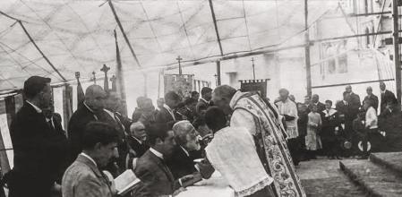 Antoni Gaudí toma la comunión en la IX Fiesta Expiatoria de la Blasfemia, el 18 de junio de 1916