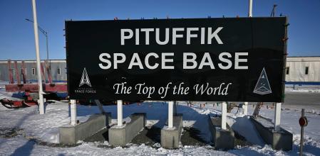 Un cartel ante la base espacial de Pituffik, antes Thule, la única que Estados Unidos mantiene operativa en Groenlandia 