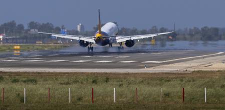 Un avión opera en el aeropuerto de El Prat, que Aena prevé ampliar en los próximos años