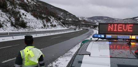 Las nevadas avanzan en Galicia con el paso de la borrasca Ingrid, donde hubo fuertes rachas de viento de hasta 154,4 km/h en la estación de Penedo do Galo, en Viveiro (Lugo)