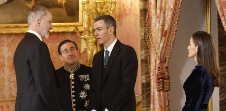 ElRei, José Manuel Albares, Pedro Sánchez i la Reina