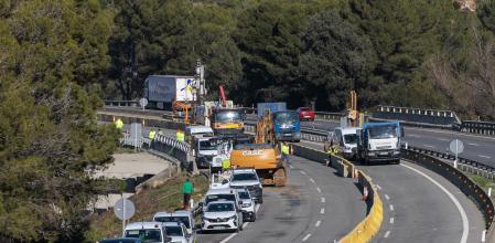 Ahir es va començar a delimitar amb barreres New Jersey el carril que es reobrirà avui