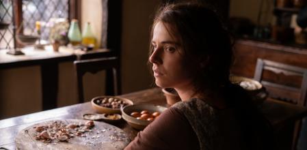 Jessie Buckleyen una escena de la pel·lícula Hamnet , en què interpreta la dona de William Shakespeare (Paul Mescal)