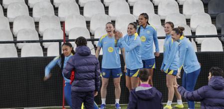 Les futbolistes del Barcelona exercitant-se ahir sobre la gespa deCastàlia