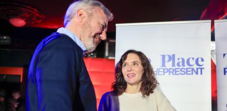  La presidenta de la Comunidad de Madrid, Isabel Díaz Ayuso (d) y el candidato del PP a la Presidencia de Aragón, Jorge Azcón (i), durante un encuentro con jóvenes en una discoteca de la ciudad.