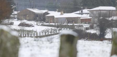 Lluvia, granizo y acumulaciones de nieve en Galicia, una comunidad donde la alerta meteorológica ha obligado de nuevo a tomar medidas por la seguridad de la población. 