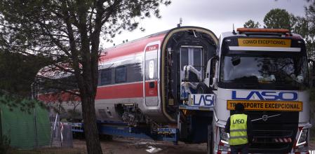 Un camió traslladant un dels vagons de l’Iryouna vegada retirat de les vies