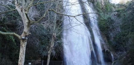 Estos días, el agua fluye por todas partes, incluso por parajes que hasta hace poco estaban muy secos. En la imagen, el salto de agua de la Caula en el Alt Empordà