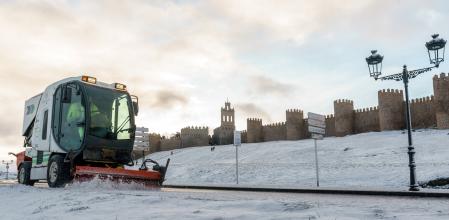 Una máquina quitanieves retira la nieve en los alrededores del lienzo norte de la muralla de Ávila