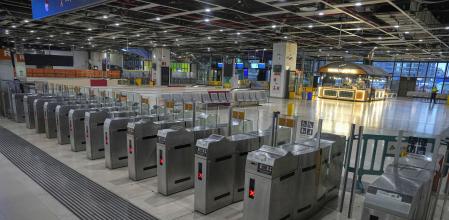 Estación de Sants completamente desierta tras paralizar el servicio este sábado al mediodía