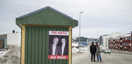Cartel a favor de la OTAN y contra Trump, que aparece con el pedófilo Jeffrey Epstein, ayer en una parada de bus de Nuuk, capital de Groenlandia 