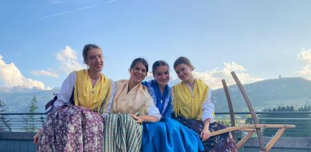 Jóvenes ladinas en Ampezzo 