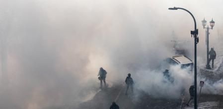 Agents de l’ICE ahir a Minneapolis envoltats dels gasos que van disparar per protegir-se