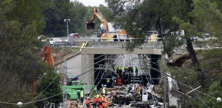 Els operaris d’Adif ja havien desmembrat i pràcticament retirat de les vies la locomotora accidentada a l’altura de Gelida