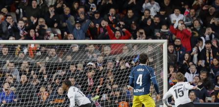 Ramazaniva fer el gol de penal que va donar el triomf alValènciaa Mestalla contra l’Espanyol