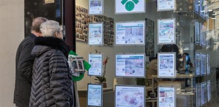 Una parella consulta l’oferta d’una immobiliària a Barcelona