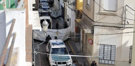 Miembros de la Guardia Civil en el portal número 5 donde ayer se cometió el asesinato de un menor de 13 años en la localidad valenciana de Sueca. 