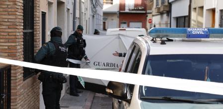 La Guardia Civil se persona este domingo en el lugar donde se ha cometido un asesinato de un menor de 13 años cometido ayer sábado por la tarde en la localidad valenciana de Sueca. 