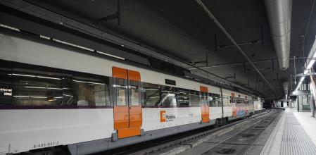 Trenes de cercanías parados en la estación de Sants ayer cuando el gestor Adif y la compañía Renfe suspendieron el tráfico de los trenes 