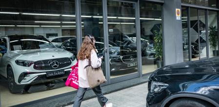 Una vianant passa per davant d’un concessionari a Barcelona
