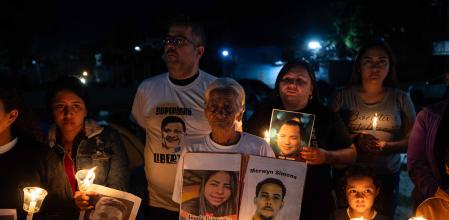 &nbsp;Personas participan en una vigilia frente al centro penitenciario Rodeo I el viernes, en Zamora estado de Miranda (Venezuela).&nbsp;