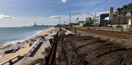 L’esfondramentprovocat pel temporalal costat deles vies entre Badalona i Montgat s’ha tapat i estabilitzat perquè puguin tornar a passar els trens