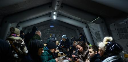 La població de Kíiv escalfant-se i carregant el mòbil en grans tendes de campanya distribuïdes per la ciutat